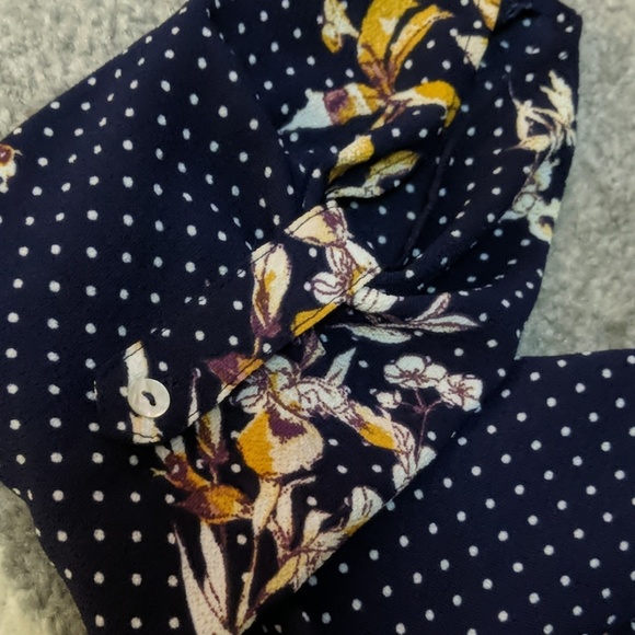 3/$15🍎Crop Tie-Front Blouse - Size M - Picture 5 of 8